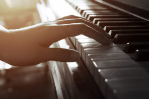 ピアノに触れる手